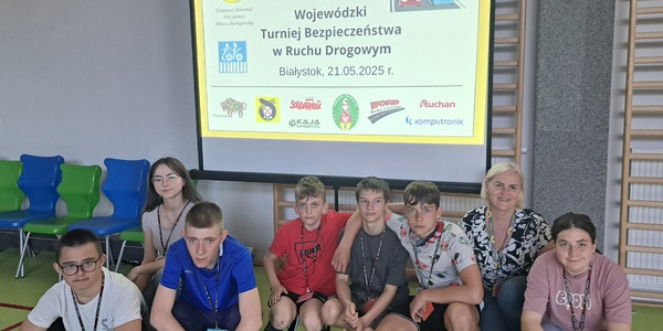 Uczestnicy konkursu wraz z opiekunami.jpg