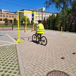 Uczeń podczas konkurencji na placu manewrowym.jpg