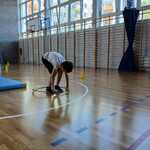 Uczeń pokonujący tor przeszkód podczas konkurencji sportowych.jpg