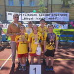 Szkolna drużyna z trenerem.jpg