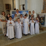 Pamiątkowe zdjęcie nauczycieli i uczniów podczas festiwalu piosenki religijnej 2025.JPG
