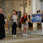 Pani Dyrektor szkoły i uczniowie dziękujący księdzu proboszczowi Łazewskiemu.JPG