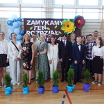 Dyrekcja_ wychowawcy_ absolwenci i rodzice na wspólnym pamiątkowym zdjęciu.JPG