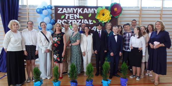 Dyrekcja_ wychowawcy_ absolwenci i rodzice na wspólnym pamiątkowym zdjęciu.JPG