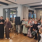 ks. Grzegorz Kłoczko i gospodyni witający gości.jpg