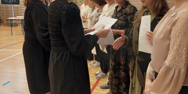 Panie Dyrektor wręczającenauczycielom  nagrody z okazji DEN.jpg