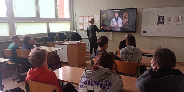 Nauczycielka prezentująca uczniom materiały poświęcone Akcji BohaterOn w Twojej Szkole.jpg