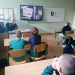 Nauczycielka prezentuje uczniom fotografie z czasów powstania warszawskiego w ramach Akcji BohaterOn w Twojej Szkole.jpg