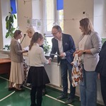 Uczennica naszej szkoły odbierająca dyplom za udział w Podlaskim Konkursie Ekologicznym.jpg