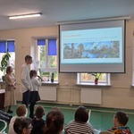 Łucja i Wiktor podczas omawiania prezentacji na Podlaskim Konkursie Ekologicznym.jpg