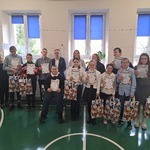 Uczestnicy Podlaskiego Konkursu Ekologicznego z dyplomami i nagrodami.jpg
