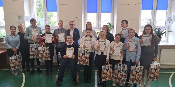Uczestnicy Podlaskiego Konkursu Ekologicznego z dyplomami i nagrodami.jpg
