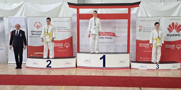 Wiktor i Filip na podium Ogólnopolskiego Turnieju Judo Olimpiad Specjalnych.jpg