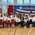 dyrekcja_ nauczyciele i uczniowie biorący udział w apelu patriotycznym.jpg