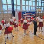 Uczniowie wykonujący inscenizację ruchowo-taneczną do utworu muzycznego.jpg