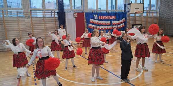 Uczniowie wykonujący inscenizację ruchowo-taneczną do utworu muzycznego.jpg