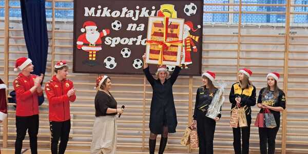 Gospodarze imprezy oraz goście wymieniający się upominkami.jpg