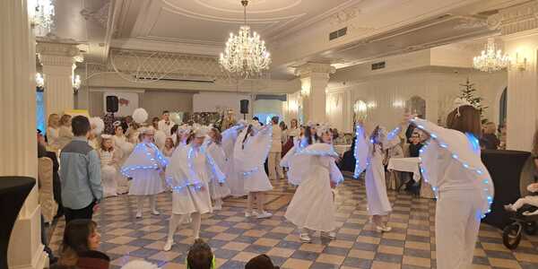 Uczennice podczas tańca gwiazd.jpg
