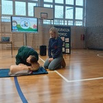Uczeń podczas zajeć praktycznych z udzielania pierwszej pomocy.jpg