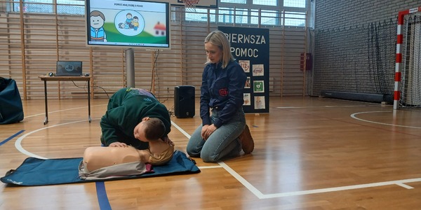 Uczeń podczas zajeć praktycznych z udzielania pierwszej pomocy.jpg