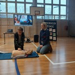Uczeń ćwiczący na fantomie udzielnia pierwszej pomocy pod okiem pani instruktor.jpg