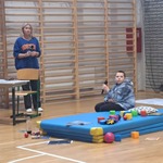 Nauczycielka i uczeń odgrywający scenkę tematyczną.jpg