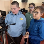 Uczniowie klasy 4 i 5 obsługujący aparat cyfrowy na statywie 1.JPG