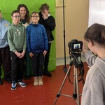 Uczennica robi zdjecie uczniom i wychowawczyni podczas warsztatów fotograficznych.JPG