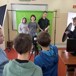 Uczniowie pracujący podczas warsztatów fotograficznych.JPG