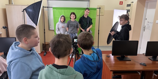 Uczniowie pracujący podczas warsztatów fotograficznych.JPG