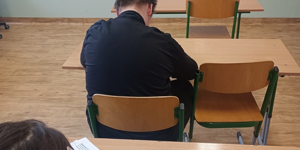 Uczniowie piszący próbny egzamin ósmoklasisty.jpg