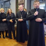 Ksiądz proboszcz rozpoczyna bal karnawałowy i wita gości.jpg