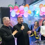 ksiądz proboszcz Kłoczko_ abp Józef Guzdek_ Metropolita Białostocki oraz panie prowadzące bal karnawałowy.jpg