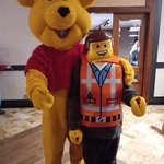 Uczeń w stroju lego z maskotką Kubusia Puchatka.jpg