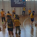 Drużyna Mini Lwów prezentująca piłkarskie triki.jpg