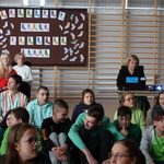 Pani dyrektor_ organizatorki i uczniowie podczas oglądania prezentacji.JPG