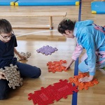 Uczniowie podczas zabawy puzzlami sensorycznymi.jpg