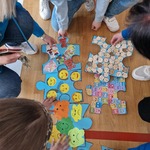 Układnie plakatu z  puzzli przez uczniów.jpg