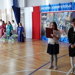 Uczniowie czytający wydarzenia o Chrzcie Polski i uchwaleniu Konstytucji 3 Maja .JPG