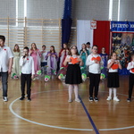 Uczniowie prezentujący piosenkę wraz z układem „Hymn małego patrioty”_.JPG