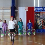 Uczniowie śpiewają pieśń „Witaj Majowa Jutrzenko”.JPG