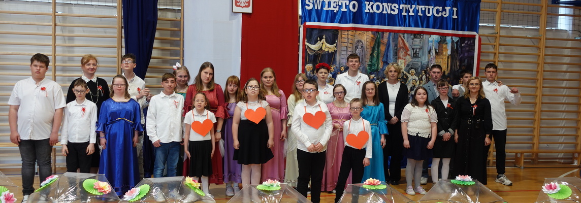 Pani Dyrektor_ nauczyciele wraz z uczniami wysępującymi podczas apelu.JPG