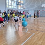 Uczniowie wykonujący  konkurencje sportowe.jpeg
