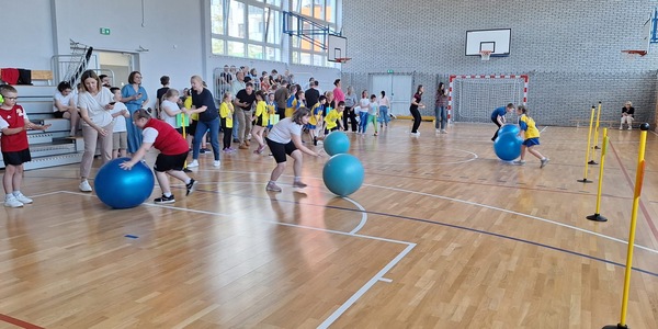 Uczniowie wykonujący  konkurencje sportowe.jpeg