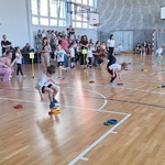 Uczniowie wykonujący  konkurencję sportową z woreczkami.jpeg