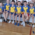 szkolna drużyna czekająca na zmagania sportowe.JPG
