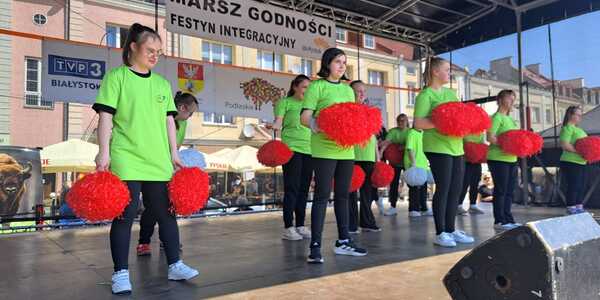 Występ szkolnych cheerliderek na festynie integracyjnym .jpg
