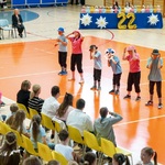 Uczniowie podczas występu na festiwalu.jpg