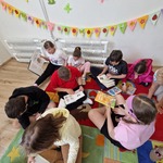 Uczniowie naszej szkoły podczas czytania książek w Filii Bibliotecznej nr 15 w Białymstoku.jpg
