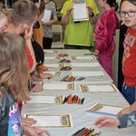 Panie bibliotekarki oraz uczniowie naszej szkoły podczas wykonywania zadania.jpg